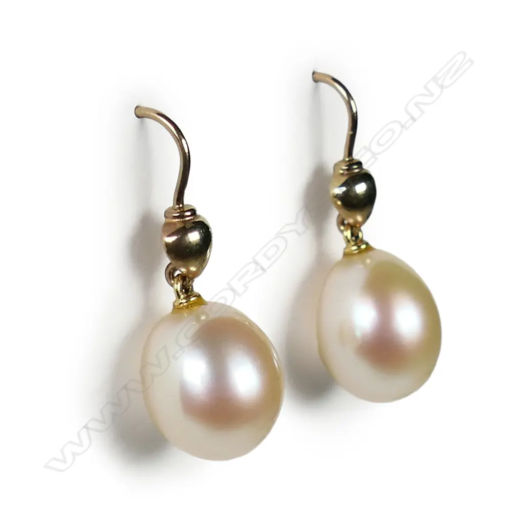 A pair of 18ct gold and pearl earrings, Image 1++