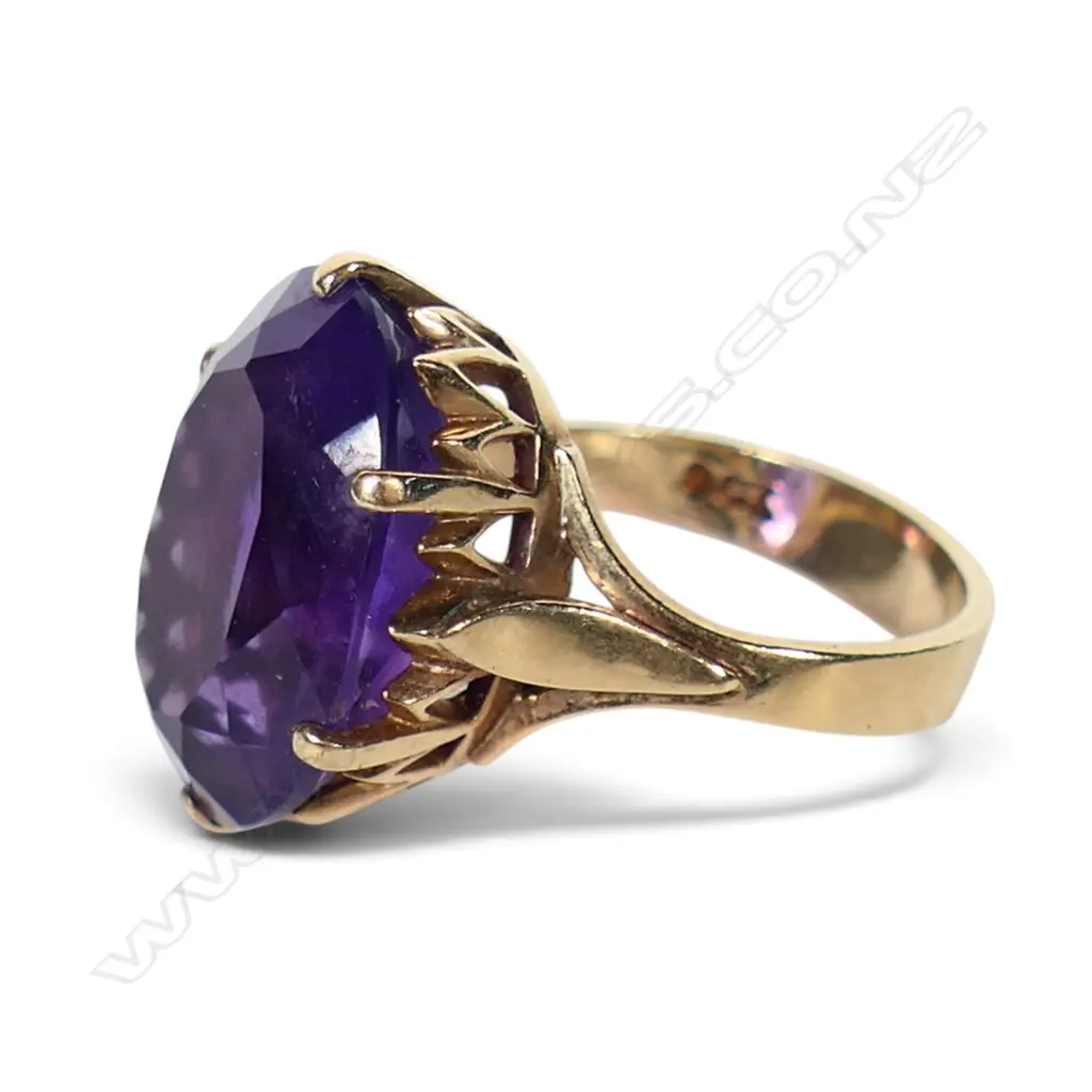 A vintage 9ct yellow gold and large amethyst ring, Image 1++