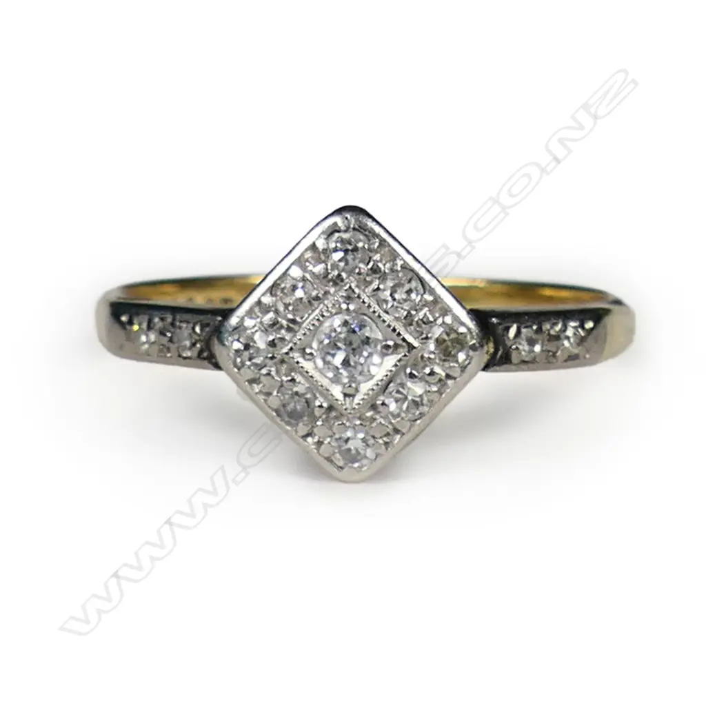 An Art Deco 18ct yellow gold and platinum diamond cluster ring, Image 1++