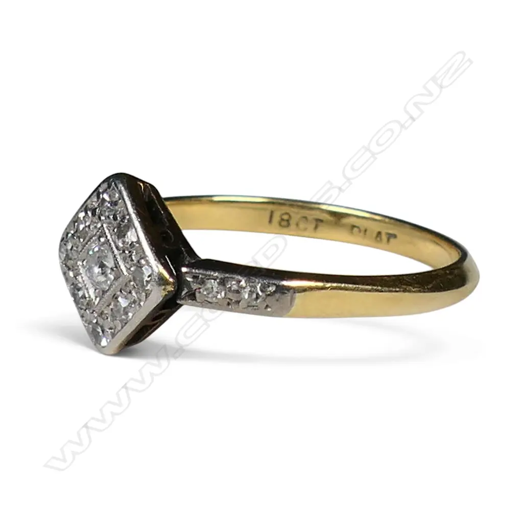An Art Deco 18ct yellow gold and platinum diamond cluster ring, Image 1++
