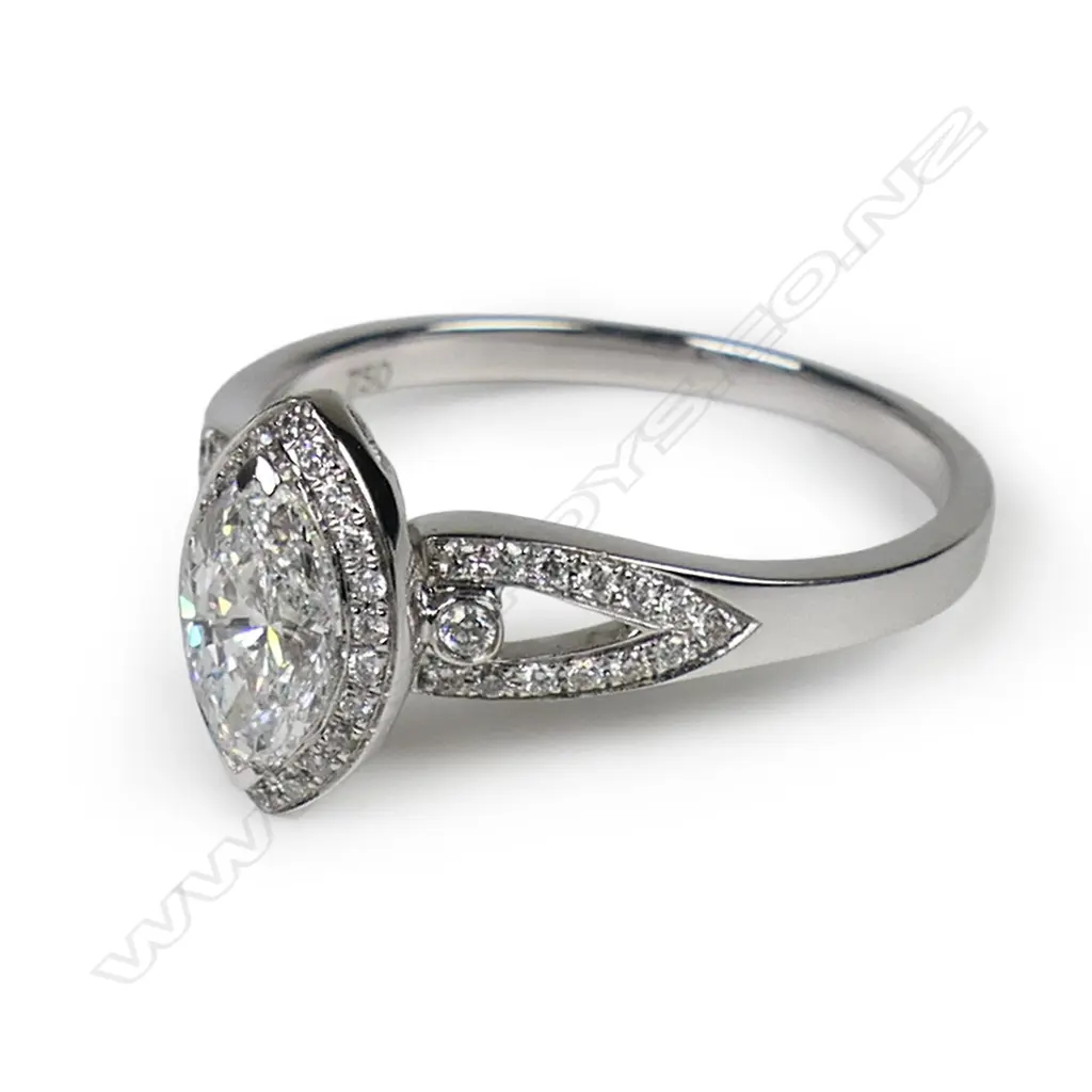 An 18ct white gold and diamond ring, Image 1++