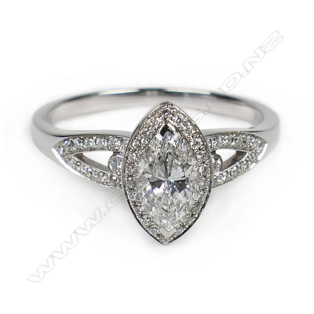 An 18ct white gold and diamond ring, Image 1++