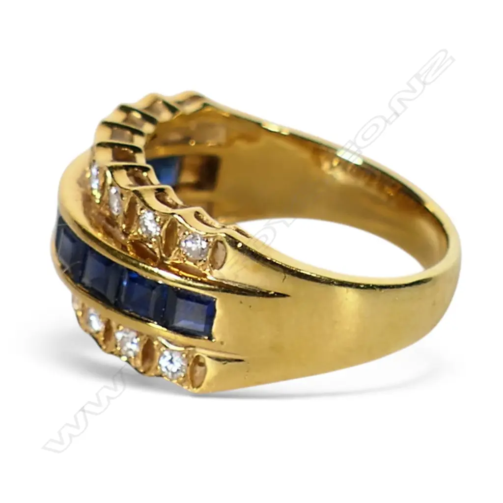An 18ct yellow gold sapphire and diamond ring, Image 1++