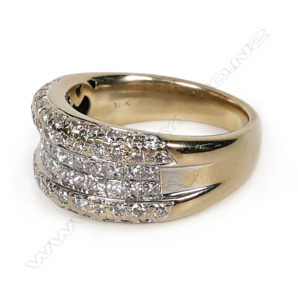 An 18ct white gold and diamond dress ring, Image 1++