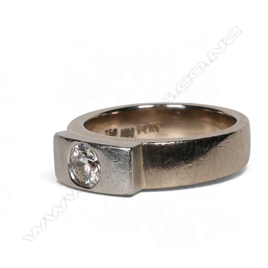 An 18ct white gold and platinum diamond ring, Image 1++