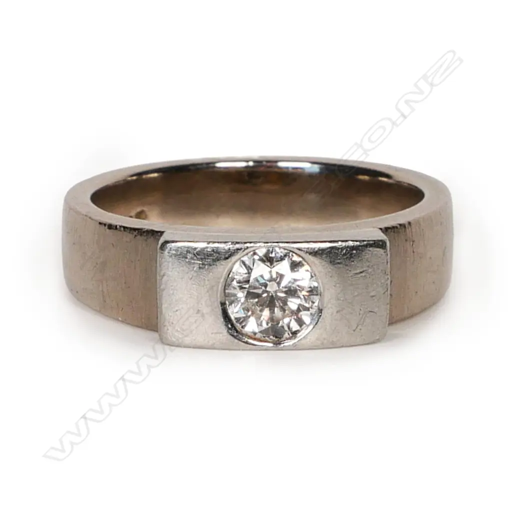 An 18ct white gold and platinum diamond ring, Image 1++