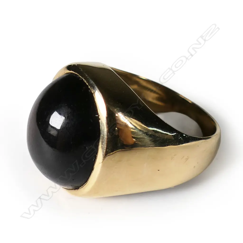 A gent's 18ct yellow gold and star sapphire cabochon signet style ring, Image 1++