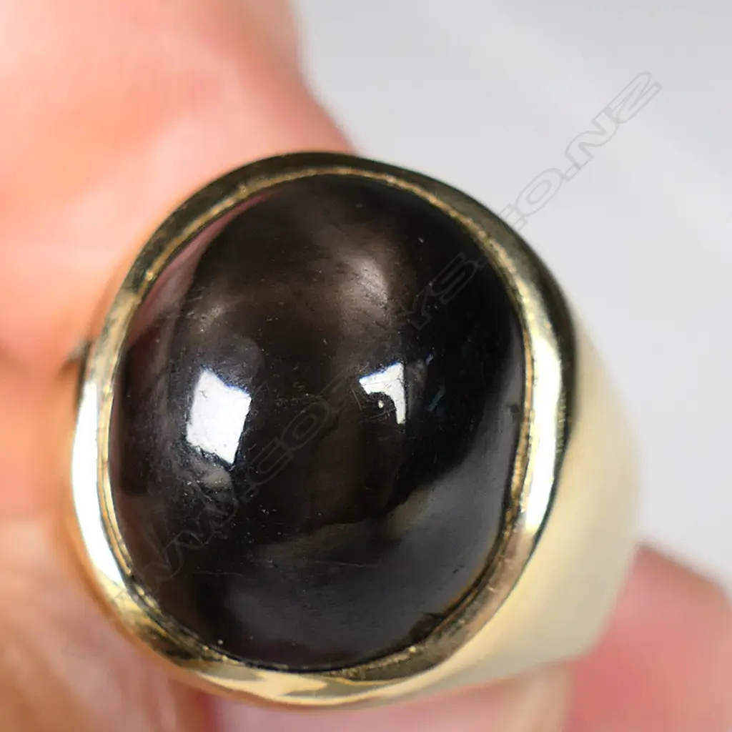 A gent's 18ct yellow gold and star sapphire cabochon signet style ring, Image 1++