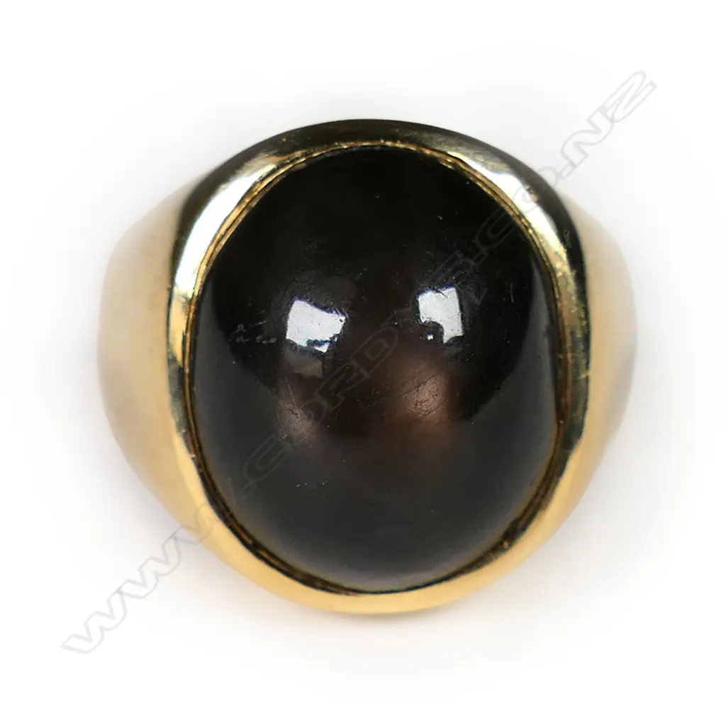 A gent's 18ct yellow gold and star sapphire cabochon signet style ring, Image 1++