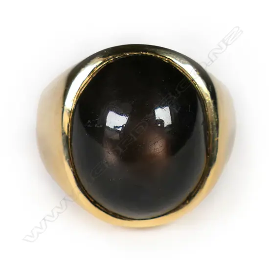 A gent's 18ct yellow gold and star sapphire cabochon signet style ring,