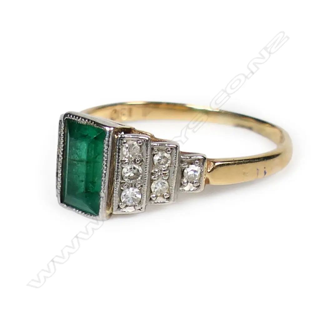 An 18ct gold emerald and diamond Art Deco ring, Image 1++