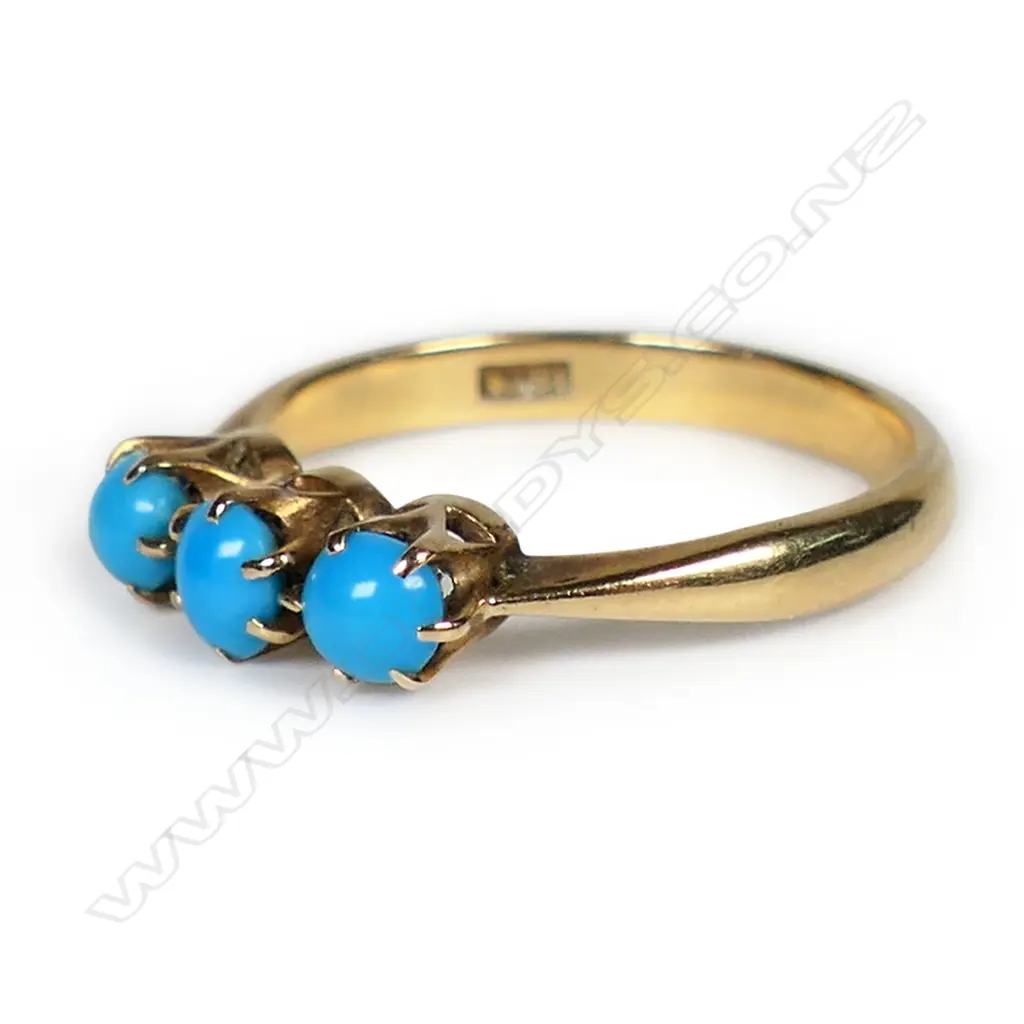 An estate 18ct gold and turquoise ring, Image 1++