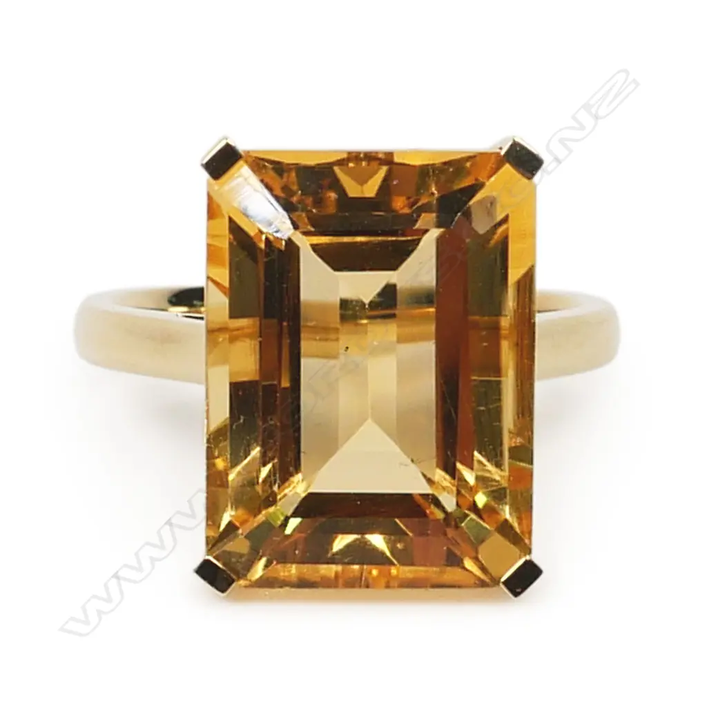 A 9ct gold and citrine ring, Image 1++