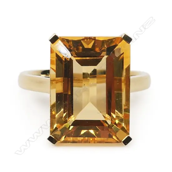 A 9ct gold and citrine ring,