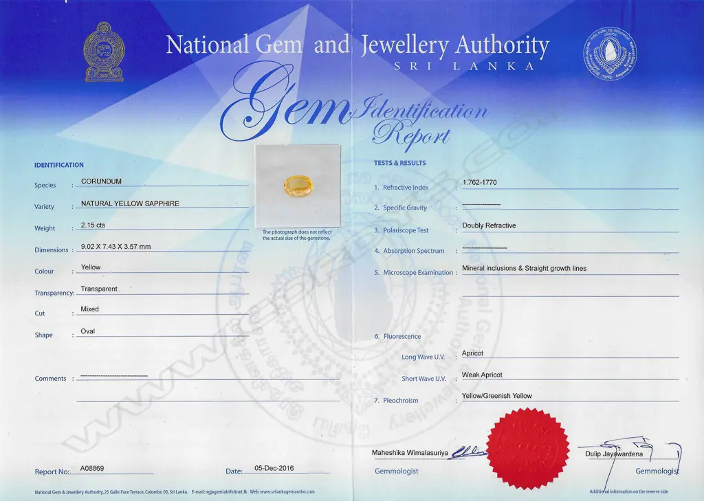 An 18ct gold yellow sapphire and diamond ring, Image 1++