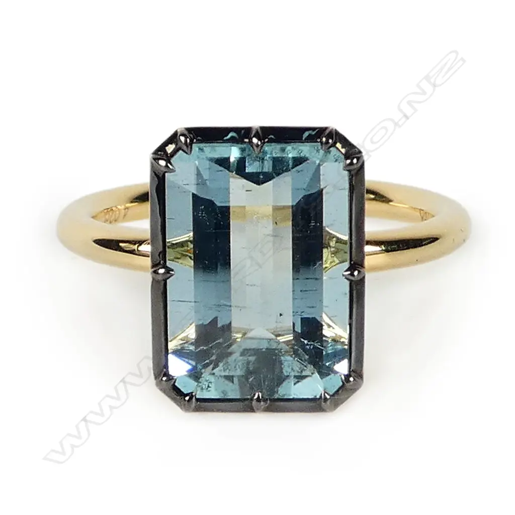 An 18ct gold and aquamarine ring, Image 1++
