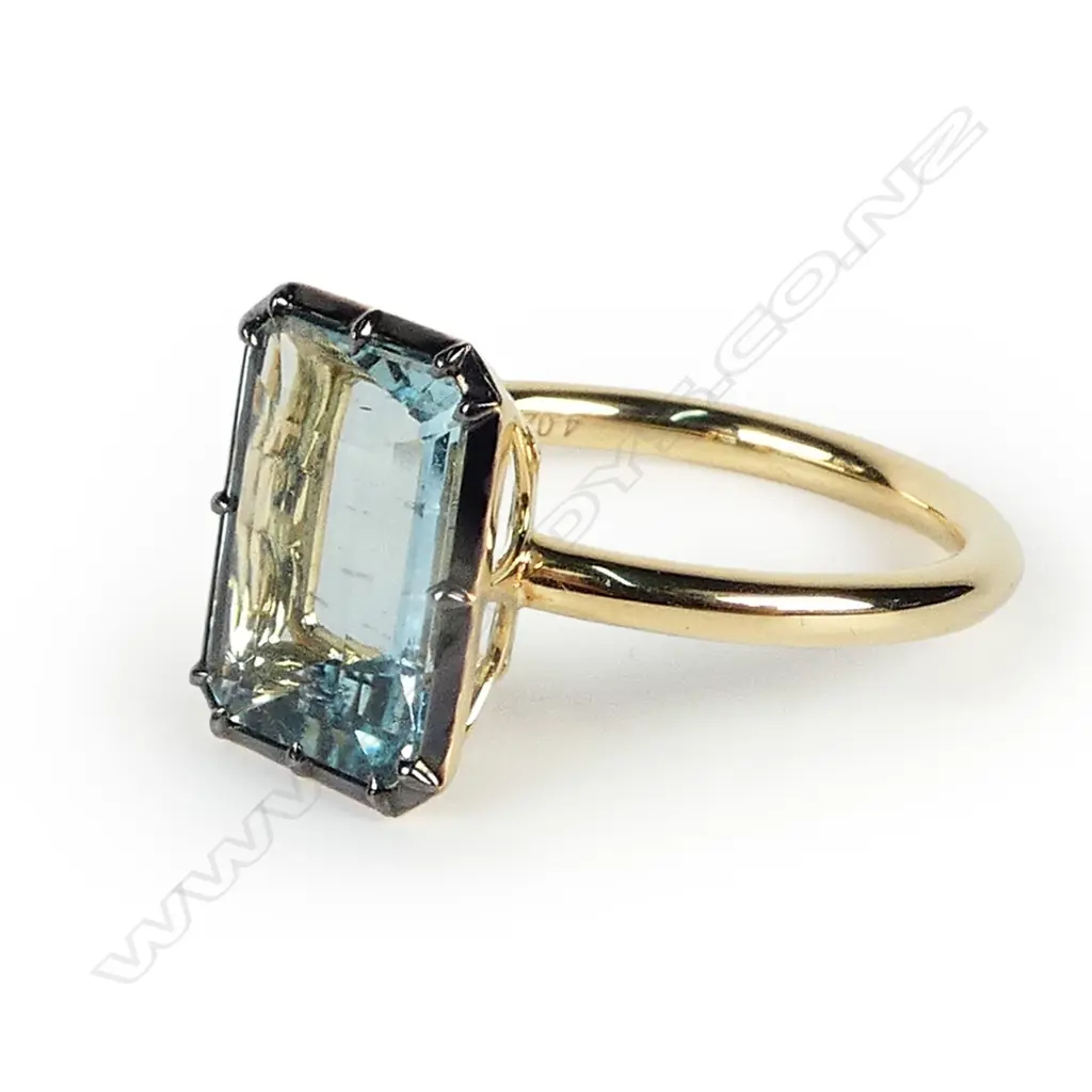 An 18ct gold and aquamarine ring, Image 1++