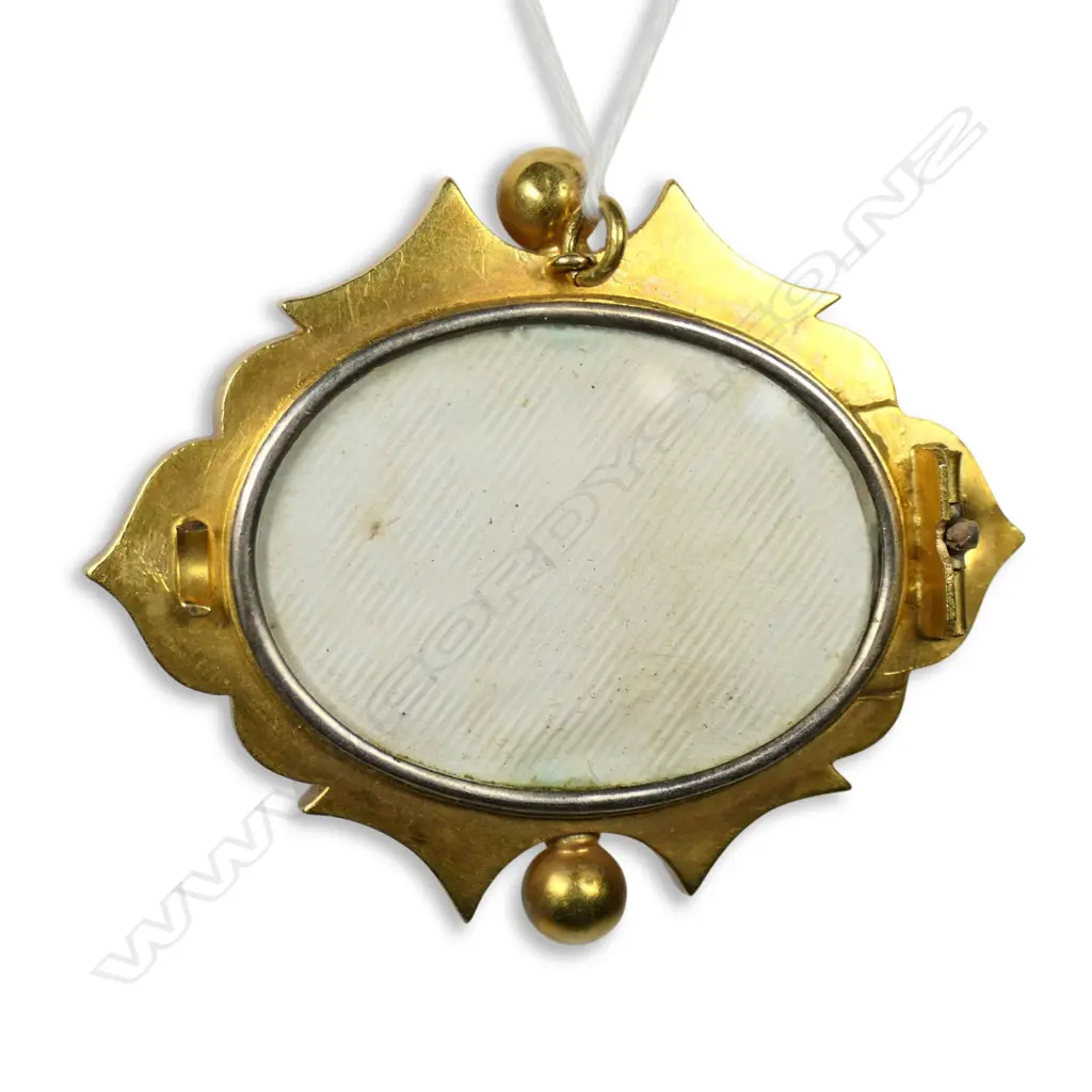 A Victorian 18ct gold peridot and diamond mourning brooch, Image 1++
