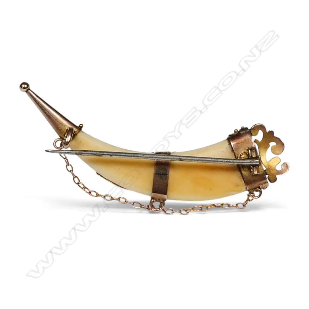 A c.1900 9ct gilded rose gold and tiger's claw 'MIZPAH' brooch, Image 1++