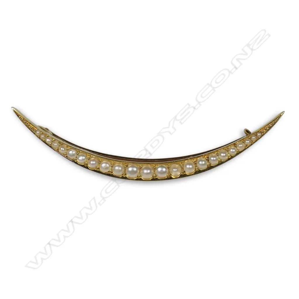 An Edwardian 15ct gold and pearl crescent brooch, Image 1++