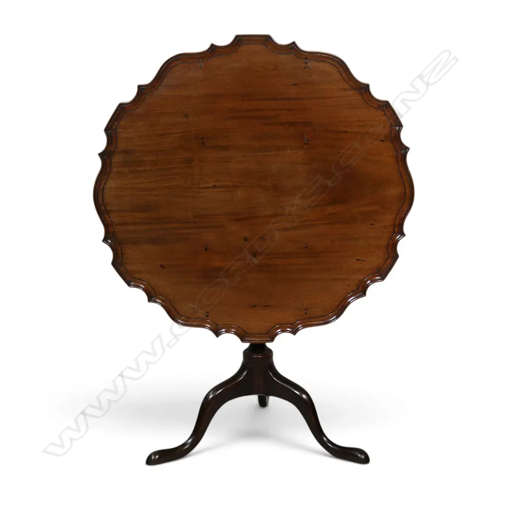 A late Georgian mahogany tilt top small supper table, Image 1++