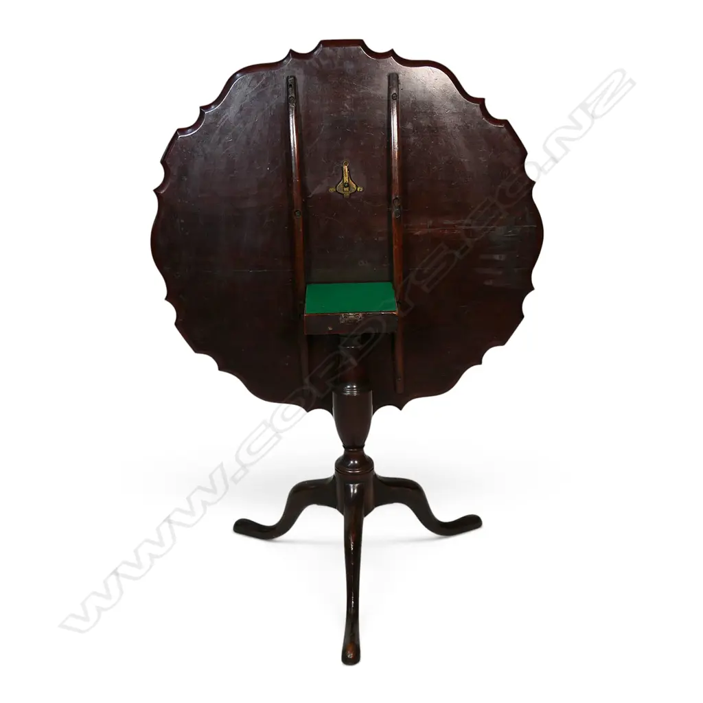 A late Georgian mahogany tilt top small supper table, Image 1++