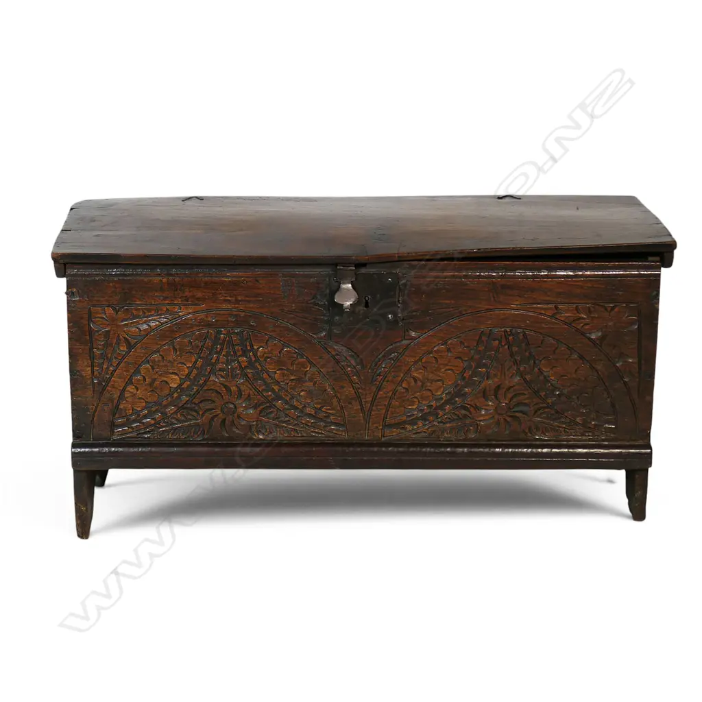 A Georgian elm coffer, Image 1++