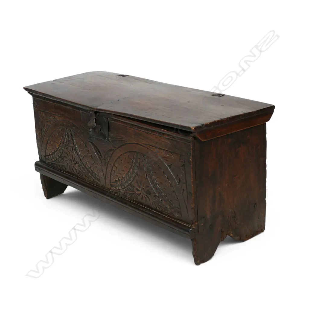 A Georgian elm coffer, Image 1++