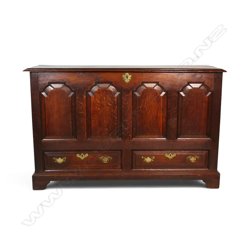A George III oak mule chest, Image 1++