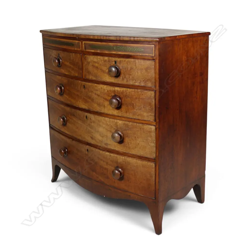 A Georgian mahogany bow front chest of drawers, Image 1++