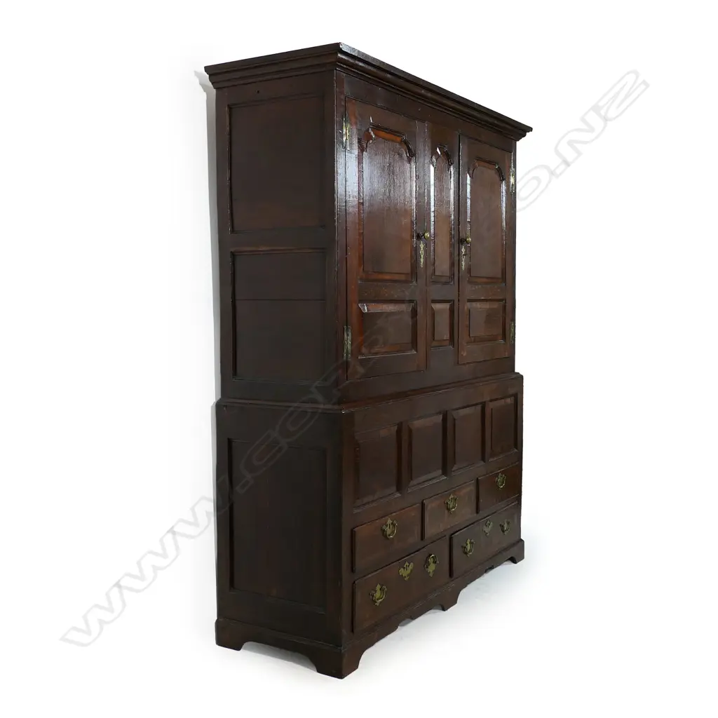 An impressive 18thC oak livery cupboard, Image 1++