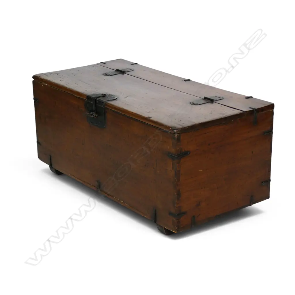 A 19thC Chinese hard wood small chest, Image 1++