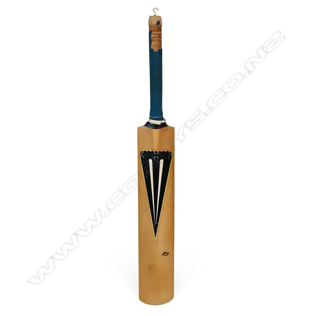New Zealand v England 1994 - autographed Duncan Fearnley full size bat signed in ink by the two sides, Image 1++
