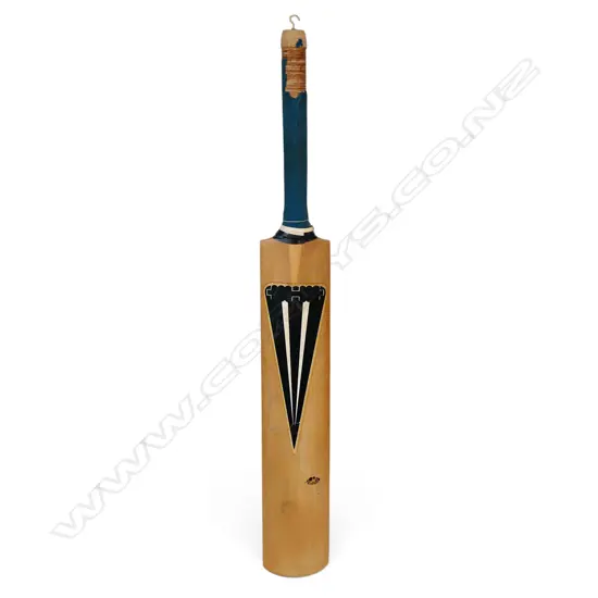 New Zealand v England 1994 - autographed Duncan Fearnley full size bat signed in ink by the two sides,