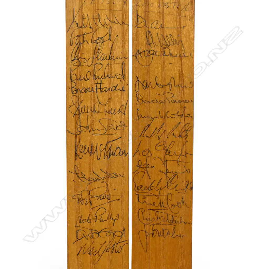 Essex v Leicestershire 1985 - Benson & Hedges Cup Final - autographed split & hinged cricket stump (785 mm) signed in ink by the two teams, Image 1++