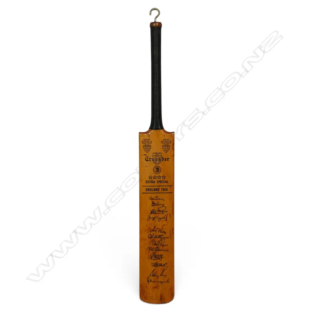 England 1966 - printed (not hand signed) miniature Crusader bat (295 mm) with Colin Cowdrey and other legendary players, Image 1++