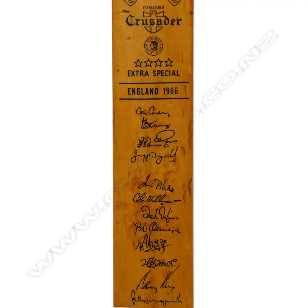 England 1966 - printed (not hand signed) miniature Crusader bat (295 mm) with Colin Cowdrey and other legendary players, Image 1++