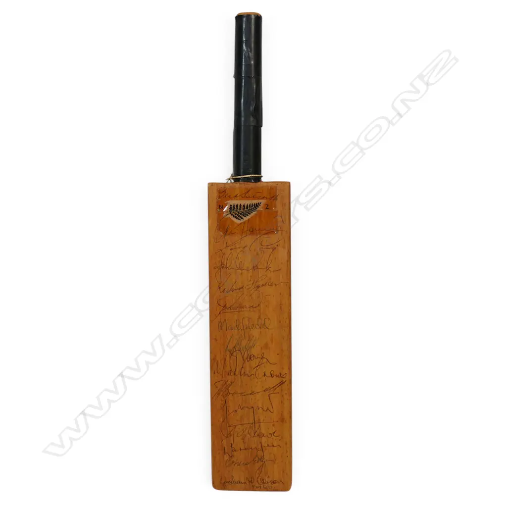 New Zealand team (likely from the 1983 Prudential World Cup) autographed unbranded miniature bat (370 mm) - signed in ink with a rare signature combination, Image 1++