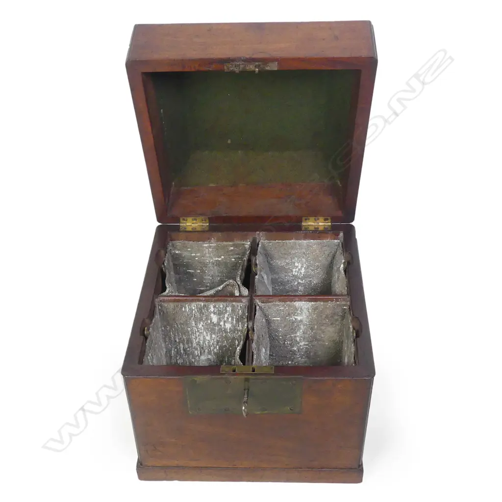 A small Georgian mahogany cellarette Image 1++