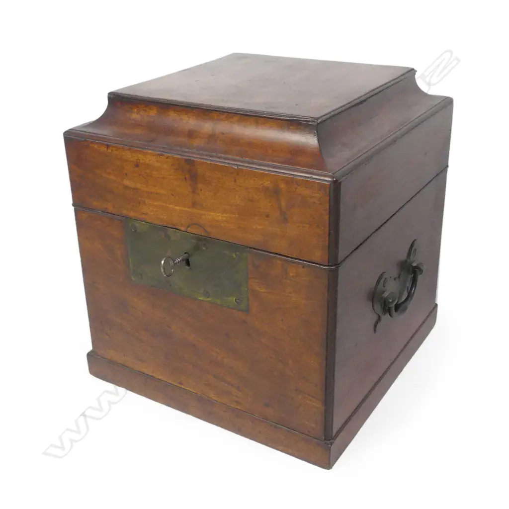 A small Georgian mahogany cellarette Image 1++