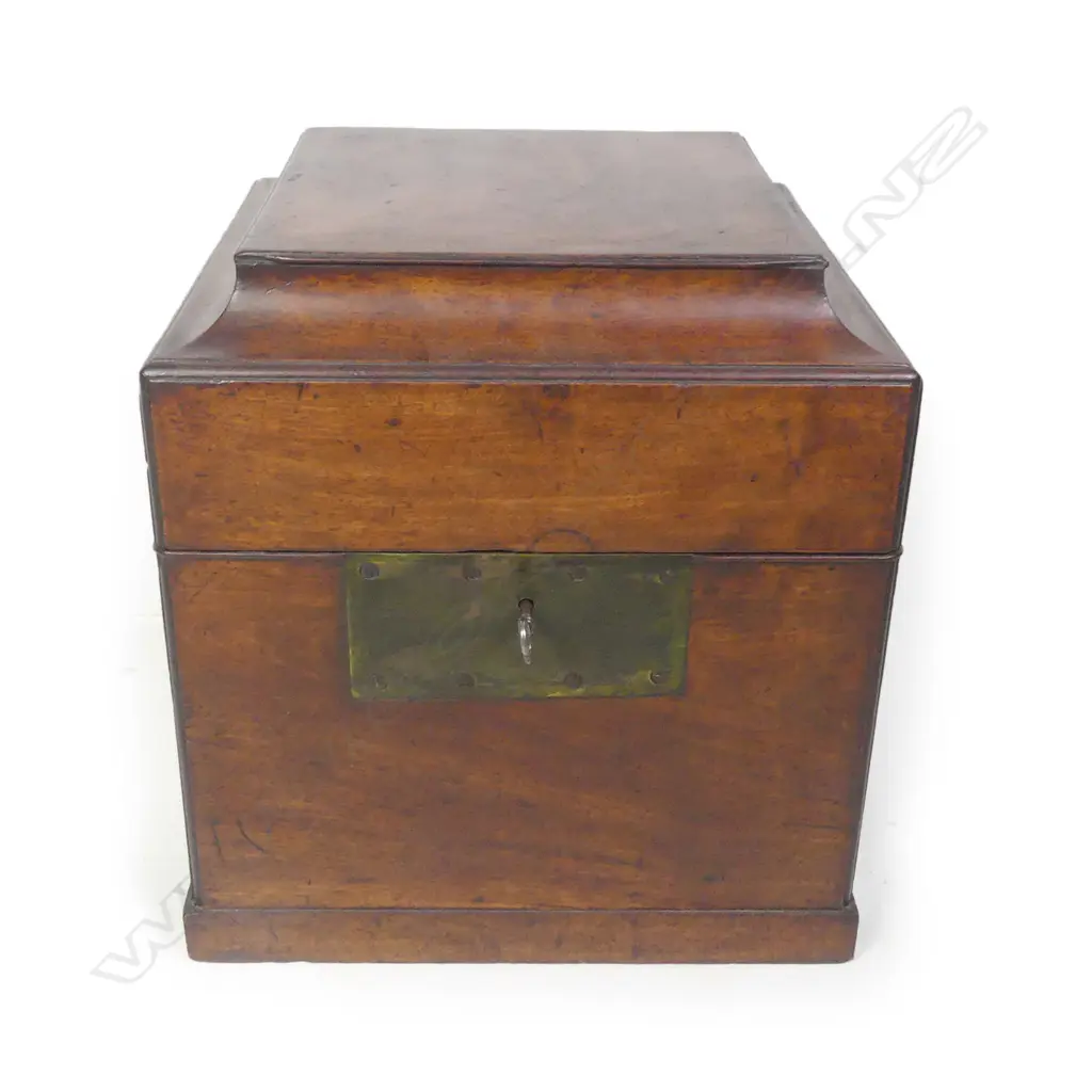 A small Georgian mahogany cellarette Image 1++