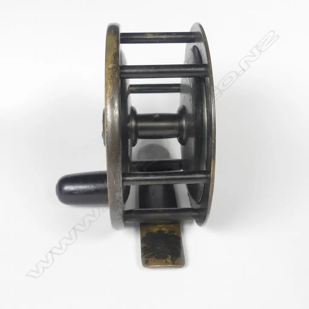 A vintage P.D. Malloch Perth 3½" brass fishing reel Image 1++