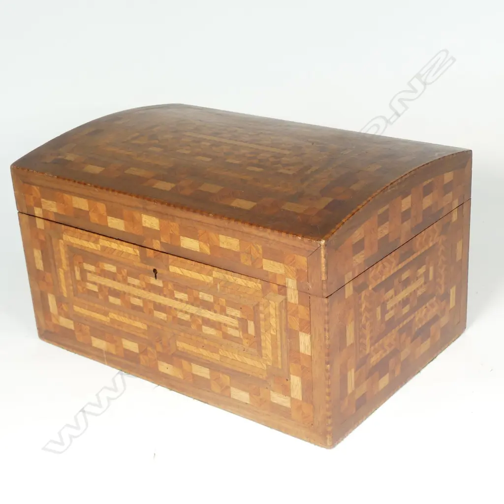 A figured and decorative timber parquet veneered box Image 1++