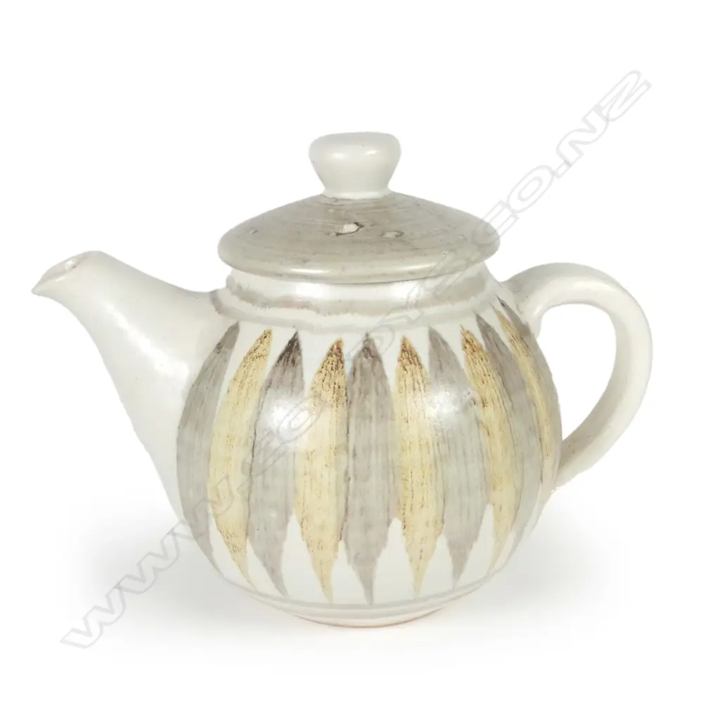 A rare Hanmer Pottery teapot by Jim Nelson Image 1++