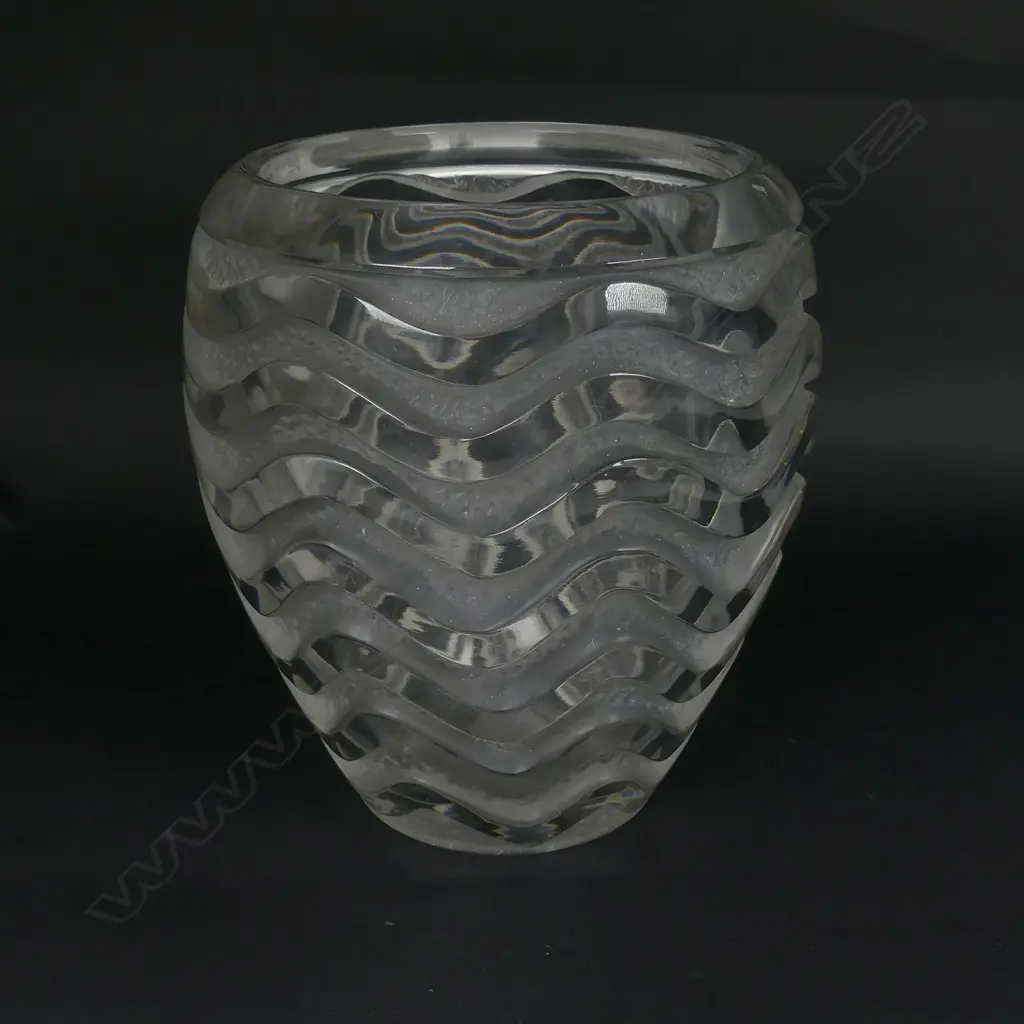 Lalique glass 'Meandres' vase Image 1++