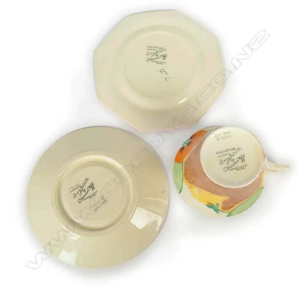 A Clarice Cliff 'Nasturtium' cup Image 1++