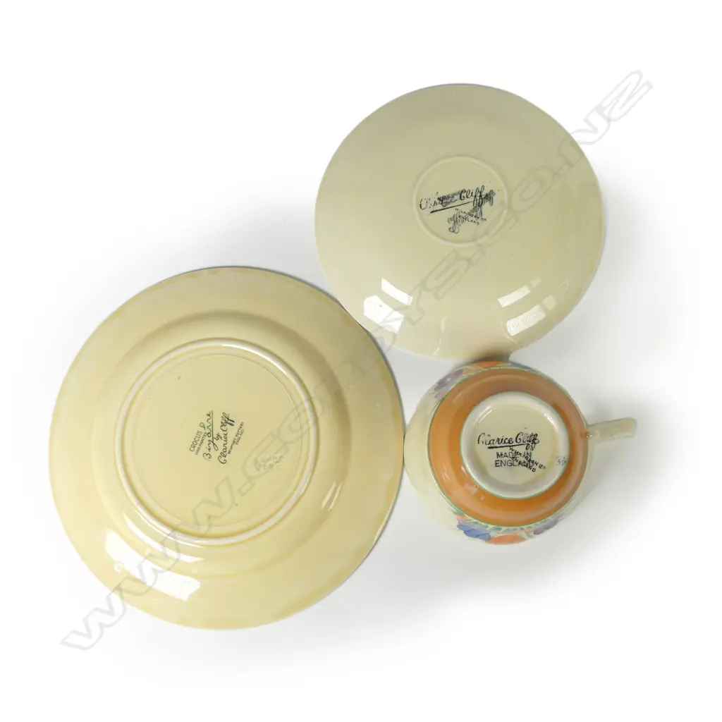 A Clarice Cliff 'Crocus' cup Image 1++