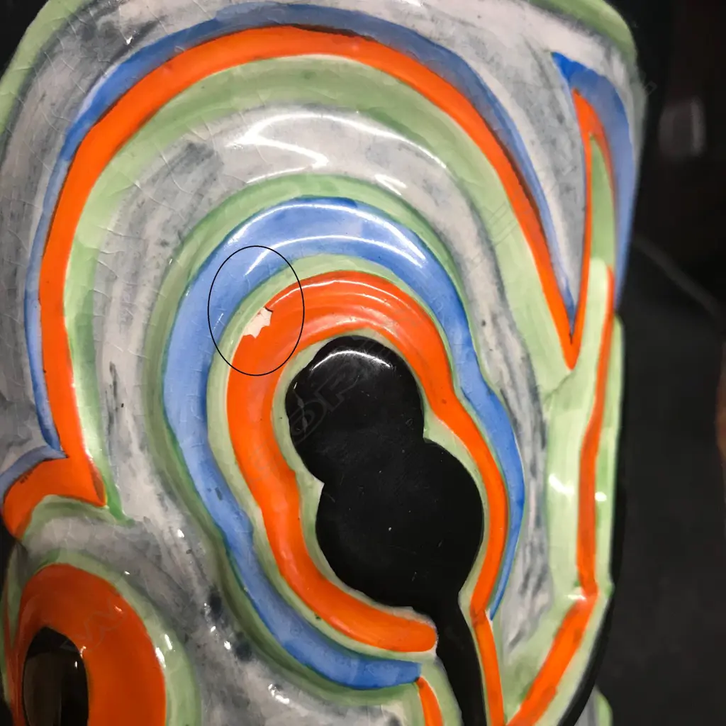 A Clarice Cliff Bizarre sgraffito vase Image 1++