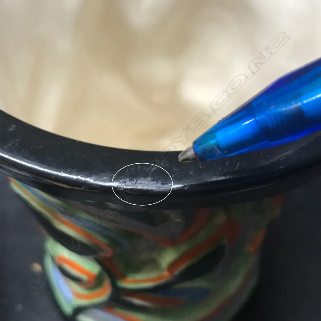 A Clarice Cliff Bizarre sgraffito vase Image 1++