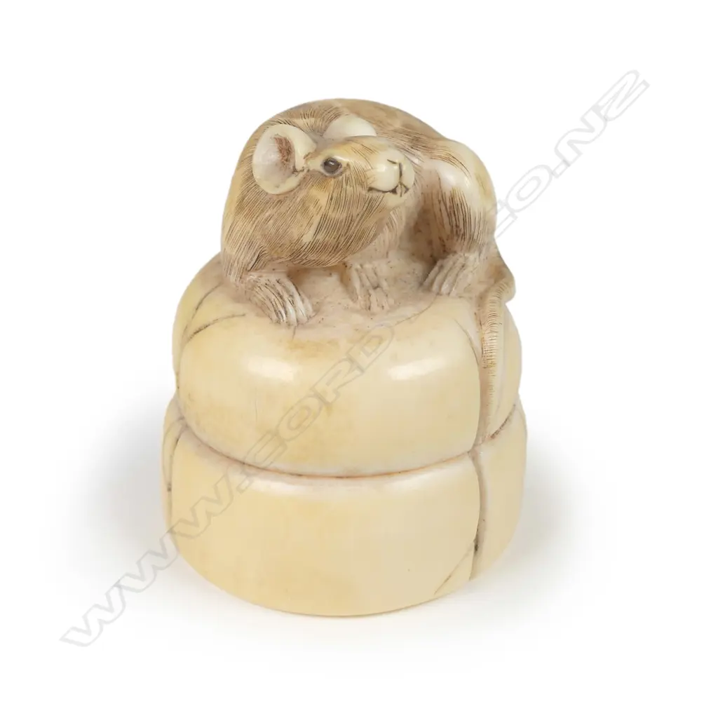 An antique Japanese carved ivory netsuke of a rat seated on two rice cakes Image 1++